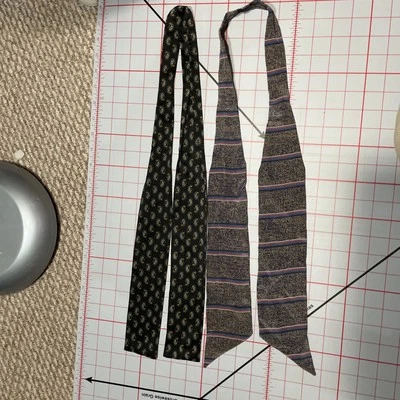 Vintage 1980’s All Silk Neck Bow Skinny Scarf Preppy Silk Tie, Brooks Brothers - Image 1 of 4