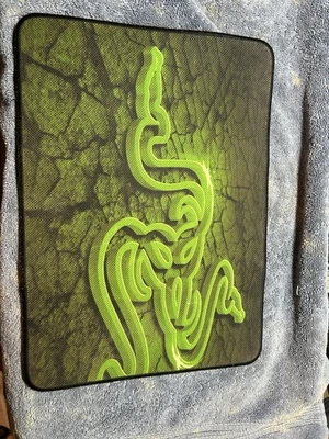 Alfombrilla de ratón oficial para juegos Razer 11,8 x 9,8 en logotipo verde + bolsa de transporte GeekShare Foto 1 de 4