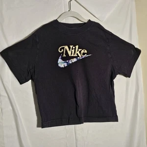 the Nike Tee Girls M T-Shirt Floral Front Swoosh Festival Boxy Loose Fit Black - Picture 1 of 4