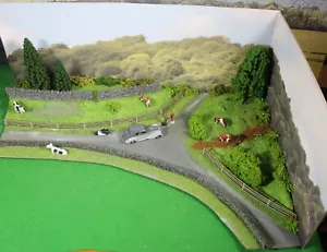 00 Maßstab Modelleisenbahn Diorama, rechtes Eckmodul, mit Wand und Bäumen. - Bild 1 von 5