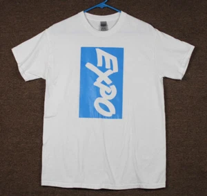 Camisa Expo Mediana Blanca Azul Caja Borrado en Seco Logo - Imagen 1 de 6