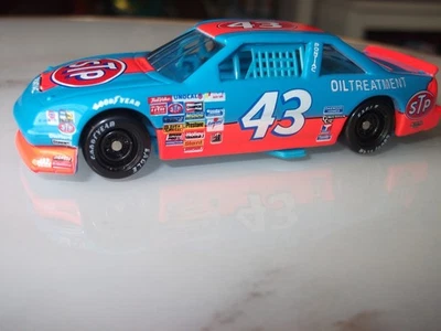 ГОНОЧНЫЕ ЧЕМПИОНЫ РИЧАРД ПЕТТИ STP 1989 PONTIAC GRAND PRIX 1/64 МОДЕЛЬ NASCAR - Изображение 1 из 4