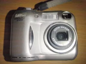 Nikon COOLPIX2100 Silver Compact Digital Camera 2.0 MP Optical zoom 3x Japan - Picture 1 of 9