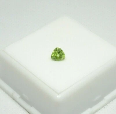 Russian Demantoid Garnet Trillion - 0.40ct - 5x5mm - Demantoid Garnet Gemstone - Image 1 of 4