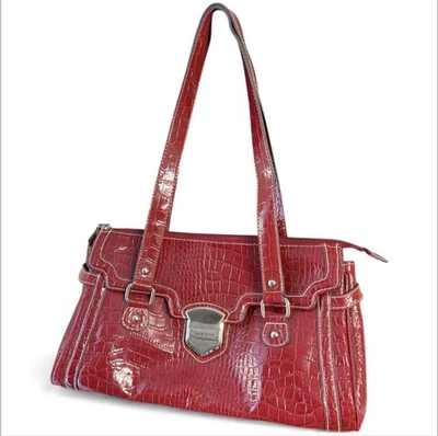 Bolso de hombro Liz Claiborne rico rojo profundo diseño "caimán". PVC vegano.  Foto 1 de 4