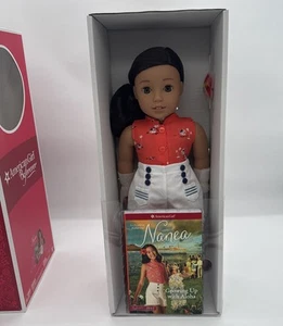 Bambola e libro American Girl Nanea FOREVER nuovi con scatola *Ritirato* �� - Foto 1 di 9