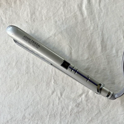 John Frieda Plano Hierro Frizz Ease Tecnología Iónica Acabado Elegante 1 Pulgada Plateado Foto 1 de 4