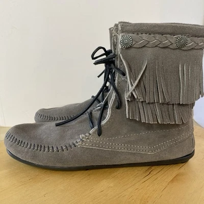 Minnetonka Botín Mocasines Mujer Talla 8 Suela Dura Flecos Boho Hippy Gris Foto 1 de 4