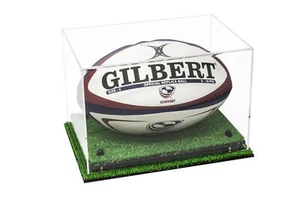 Estuche de exhibición de bolas de rugby de acrílico transparente con elevadores negros y base de césped (A004) - Imagen 1 de 5