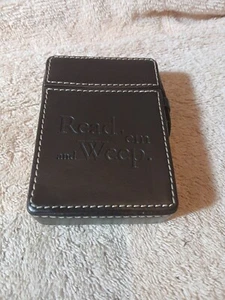 Estuche abatible de cuero para tarjetas de juego léelos y llora. Saco marrón cosido - Imagen 1 de 8