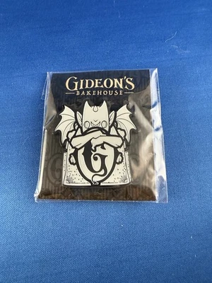 NUEVO 2025 Gideon's Bakehouse Loungefly Exclusivo Mochila Gárgola Prendedor Sellado Foto 1 de 2
