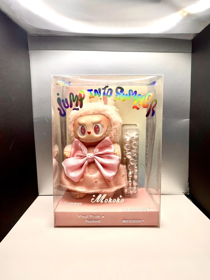 Llavero colgante de felpa PopLand Mokoko The Monsters Jump Into Summer 2025 Foto 1 de 2