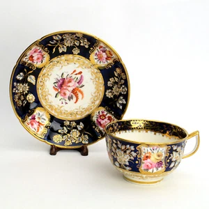 Tazza da tè e piattino porcellana 988 nuova in rilievo Coalport floreale cobalto georgiano - Foto 1 di 10