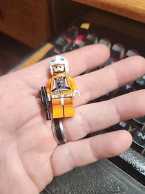 Lego Star Wars Minifigure Rebel Pilot w Helmet and Blaster Read