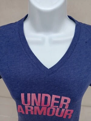 Camiseta UNDER ARMOUR FEMININA AZUL MÉDIO COM LOGOTIPO GRÁFICO FRONTAL ROSA MANGA CURTA - Imagem 1 de 4