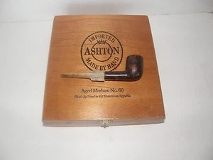 VINTAGE ASHTON WOODEN CIGAR BOX- AND V.F.O. COLLECTOR SMOKING PIPE - Foto 1 di 6