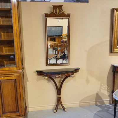 Hermosa consola de pared de caoba con espejo de pared superior de mármol negro detalles dorados Foto 1 de 4