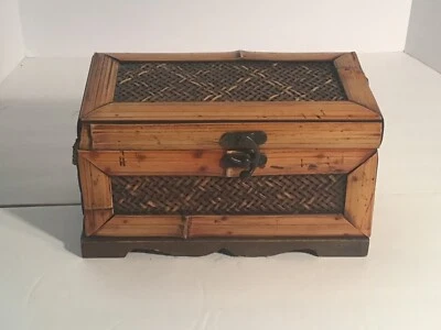 Caja de almacenamiento de bambú de diseño tejido vintage con cierre de gancho de latón y asas Foto 1 de 3