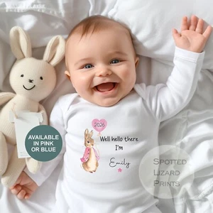 Personalisierte Peter Rabbit Born In 2026 Baby Weste - Neu Baby Schlafanzug - Bild 1 von 20