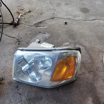 Lámpara de faro izquierda OEM 2002-2009 GMC ENVIADO conductor  Foto 1 de 3