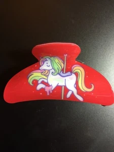 UNICORNIO CARRUSEL CABALLO CLIP DE PELO ROJO NAVIDAD TOTALMENTE NUEVO NIÑAS DIENTES DORADOS - Imagen 1 de 3