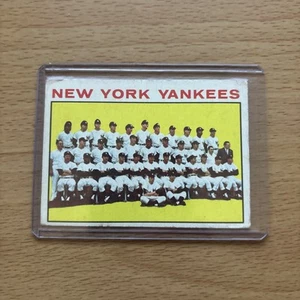 1964 TOPPS #433 NEW YORK YANKEES TEAM CARD W/MICKEY MANTLE/MARIS/FORD/YOGI BERRA - Picture 1 of 2