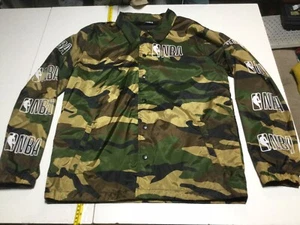 Chaqueta abotonada camuflaje NBA grande - Imagen 1 de 12