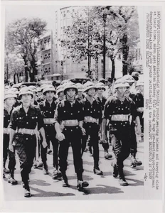 DIRCK HALSTEAD * CATHOLIC YOUTHS MARCH * VIETNAM WAR * VINTAGE 1966 press photo - Picture 1 of 2