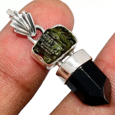 Colgante de plata con punta de cristal de turmalina negra cruda de moldavita Foto 1 de 3