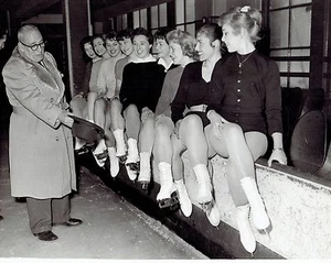 1959 Foto original con piernas patinadores artísticos en patines de hielo moda pista de hielo Richmond - Imagen 1 de 2