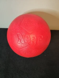 Vintage 1998 Nerf Fußball Ball rot Original Parker Brothers offiziell seltene Farbe Schaumstoff - Bild 1 von 5