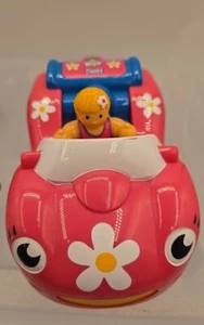 Coche de carreras WOW Dynamite Daisy Pink Push & Go con figura - Imagen 1 de 5
