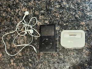 Apple iPod Classic 5ta Generación 80GB A1136 FUNCIONA Con Base Y Auriculares PAQUETE - Imagen 1 de 15