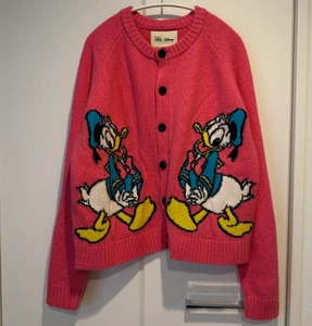 ZARA X DISNEY BNWT 2025. PINK HARRY LAMBERT WOOL DONALD DUCK CARDIGAN. 5755/371 - Picture 1 of 9