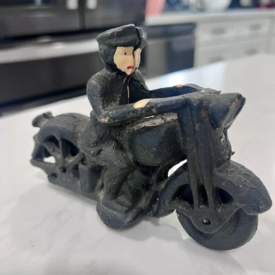 Policía de juguete vintage de hierro fundido negro en motocicleta Foto 1 de 4