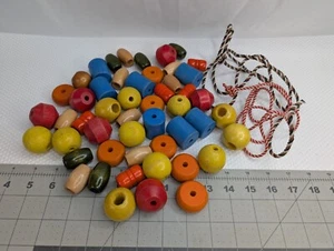 Lote de cuentas de madera con cordones preescolar clasificación preescolar aula - Imagen 1 de 7