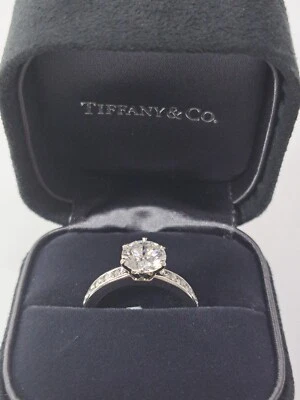 Anillo de compromiso Tiffany & Co para dama platino-diamante 1,86 CTW. Foto 1 de 4