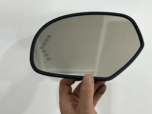 2007-2008 Chevy Tahoe Yukon Driver Mirror Glass w/ Turn Signal Auto Dim Vem - Picture 1 of 5
