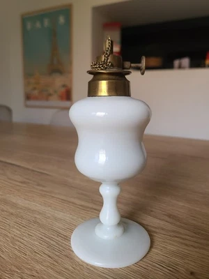 Ancienne lampe à pétrole en opaline et laiton du XIXEME siècle.  Paris. France. - Photo 1/4