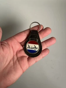 Portachiavi Audi vintage metallo pelle vecchio logo HTF RARO auto fob cerniera pull affare automatico - Foto 1 di 2