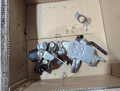 Клапан рециркуляции выхлопных газов и охладитель 2012-2019 Toyota Prius C Egr. Прочитайте описание - Изображение 1 из 4