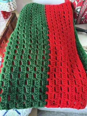 Manta de ganchillo hecha a mano de 8 pies por 3,5 pies.  Ideal para el sofá.  Verde y rojo Foto 1 de 4