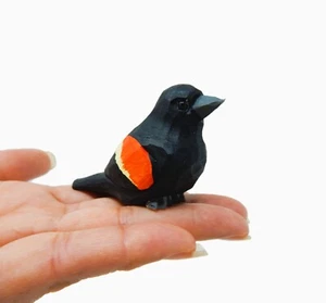 Estatuilla de mirlo alado rojo hecha a mano mini pájaro estatua talla decoración escultura - Imagen 1 de 7