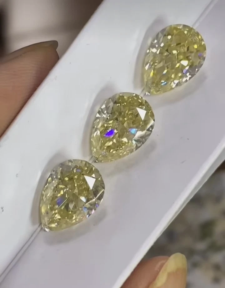 Diamante amarillo corte pera natural de 3 quilates 3 piezas CERTIFICADO grado D VVS1 + 1 0N1Q Foto 1 de 3
