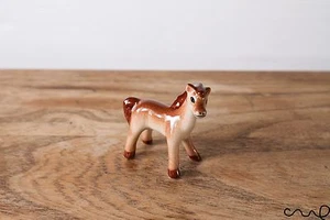 Pequeña Cerámica Marrón Bebé Caballo Becerro Estatuilla Muñeca Adorno Coleccionable Cerámica - Imagen 1 de 5