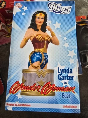 Lynda Carter como Wonder Woman, DC Direct, Busto, Edición Limitada #0111 de 3000 Foto 1 de 4