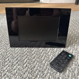 Sony DPF-A72N S-Frame Digital Photo Frame Black 7" LCD with Remote Control - Afbeelding 1 van 8