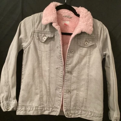 Jaqueta jeans cinza infantil feminina com forro rosa Sherpa tamanho 10/12 em excelente estado usado - Imagem 1 de 3