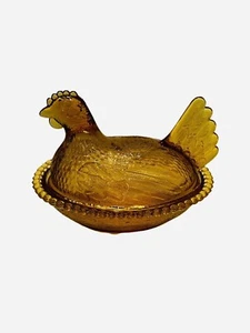 Plato de caramelo de pollo cubierto de gallina en nido de vidrio ámbar de Indiana de colección - Imagen 1 de 10