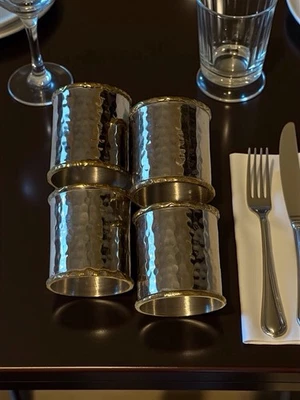 Juego de 4 servilleteros martillados artesanales con borde crudo de metal de 2 pulgadas x 1,5 pulgadas Foto 1 de 4